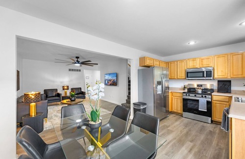 Waldron House | World Cup Stay Near Compass Field Sleeps 6 Game Room + Movie Lounge