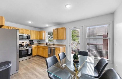 Waldron House | World Cup Stay Near Compass Field Sleeps 6 Game Room + Movie Lounge
