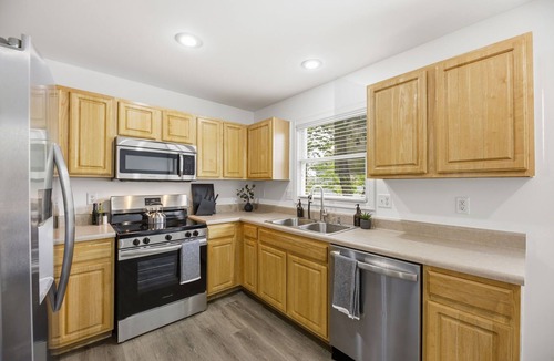 Waldron House | World Cup Stay Near Compass Field Sleeps 6 Game Room + Movie Lounge