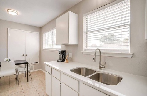 Central Arlington Apartment | World Cup Stay | Walk to AT&T Stadium!