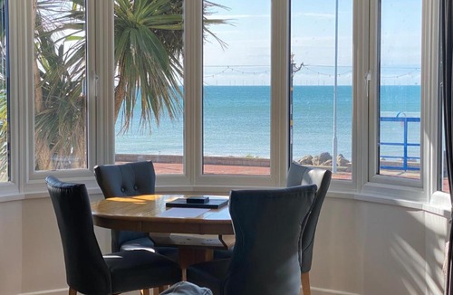 Worthing Apartment | Worthing Beach 180 - 2 bed seafront with parking