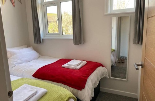 Worthing Apartment | Worthing Beach 180 - 2 bed seafront with parking