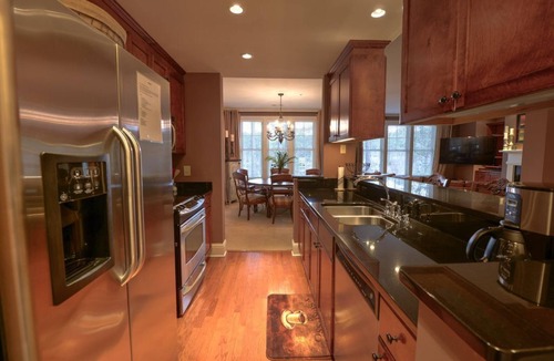 Greensboro Condo | WOW! 30% Off Until June | Walk to Ritz, Golf Front, 3 King Beds, Book Now