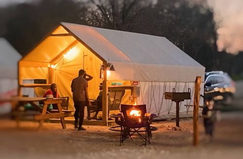 Sutherland Springs House | Wow! Brand new Cabin by Creek! Hot tub, hiking, kayaking, fishing & more! - RCE