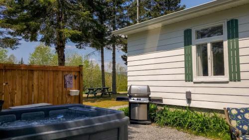 Saint-Tite-des-Caps Ski Chalet | WOW Chalet Boho - Charlevoix Spa Firepit and BBQ