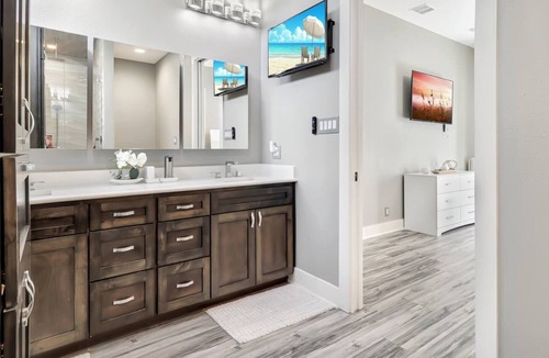 Five Points House | Wow! Designer Home ~Rooftop Deck~ BBQ & Yard Games