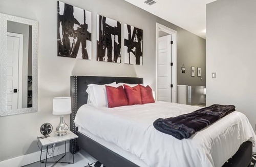 Five Points House | Wow! Designer Home ~Rooftop Deck~ BBQ & Yard Games