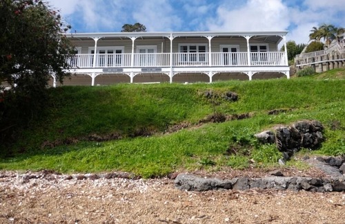 Opua Apartment | Wow Idyllic restful beach front accommodation