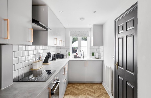 Hanham House | Wow Modern house 5 Bed, 4 Bath. 2 Parking Spaces!