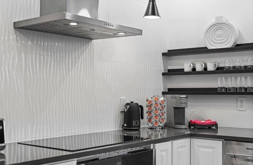 South Side Slopes Apartment | Wow! Skyline Sunset Escape On Hackstown