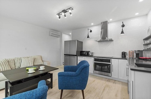 South Side Slopes Apartment | Wow! Skyline Sunset Escape On Hackstown