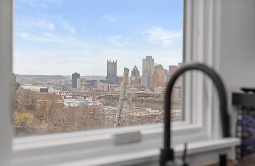 South Side Slopes Apartment | Wow! Skyline Sunset Escape On Hackstown
