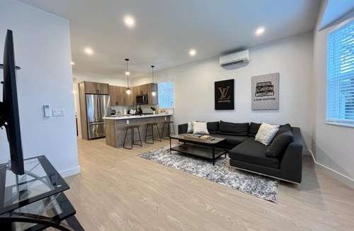 South Tacoma House | Wow! Sleek & Stylish 2BD Townhouse Duplex