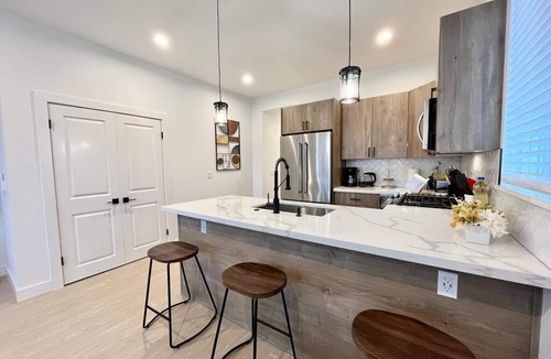 South Tacoma House | Wow! Sleek & Stylish 2BD Townhouse Duplex