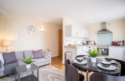 Sheffield Apartment | ♡ WOW ♡ Stylish 2Bed. 2Bath + Free Parking & WiFi