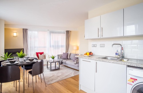 Sheffield Apartment | ♡ WOW ♡ Stylish 2Bed. 2Bath + Free Parking & WiFi