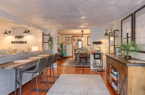 Annville House | Wowza! Hot Tub, Theater Room + Stock Tank Pool 15 Minutes To Hershey Attractions