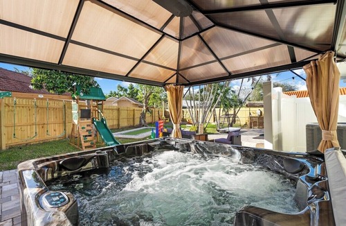 West Palm Beach House | WPB Tropical Heated Pool Beach House! Golf, HotTub