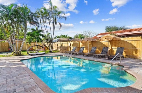 West Palm Beach House | WPB Tropical Heated Pool Beach House! Golf, HotTub