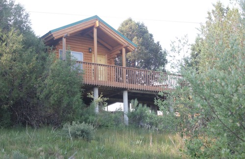 Hatch Cabin | Wranglers Quarters RiverView Cabin - Sevier River Ranch - 1 King bed