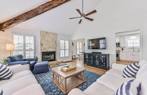 Pirates Beach House | Wrap around deck-Pet-Friendly 1 Block from beach!