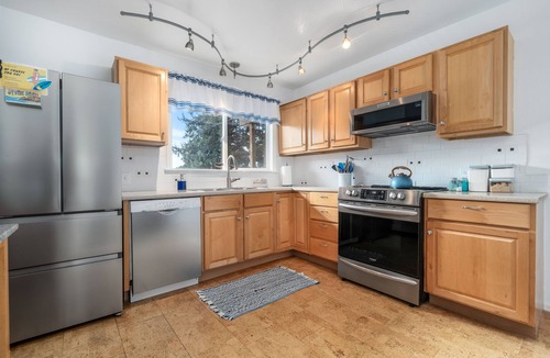 Otter Rock House | Wrap around sunset deck & hot tub! Steps from surf & tidepools too.