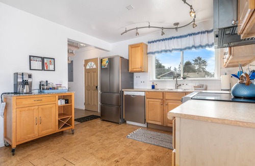 Otter Rock House | Wrap around sunset deck & hot tub! Steps from surf & tidepools too.