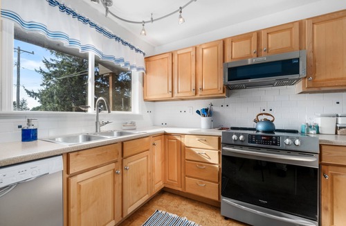 Otter Rock House | Wrap around sunset deck & hot tub! Steps from surf & tidepools too.