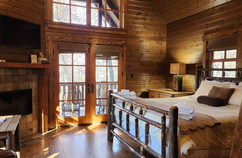 Cheshire Cabin | Wren’s Den | Cozy Cabin w/Fireplace + Jetted Tub + Biltmore Pass