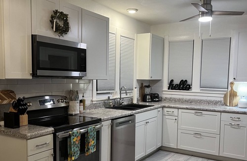 Ste Genevieve House | Wren’s Hideaway Sleeps 8 Historic downtown neighborhood Charming & Relaxing