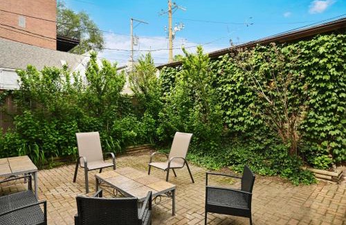 Lakeview House | Wrigley 4BR Home, Sleeps 10