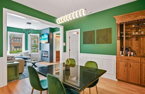 Lakeview House | Wrigley 4BR Home, Sleeps 10