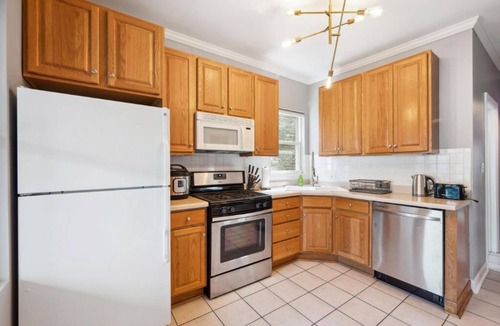 Lakeview Apartment | Wrigley 4BR Home, Sleeps 10, Firepit