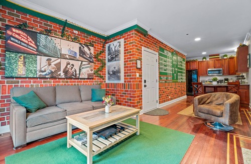 Wrigleyville Apartment | Wrigley Field Rooftop Apartment! - CUBS SEASON OPEN