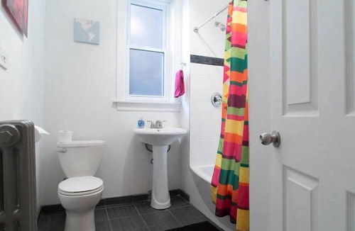 Lakeview Hostel | Wrigley Hostel