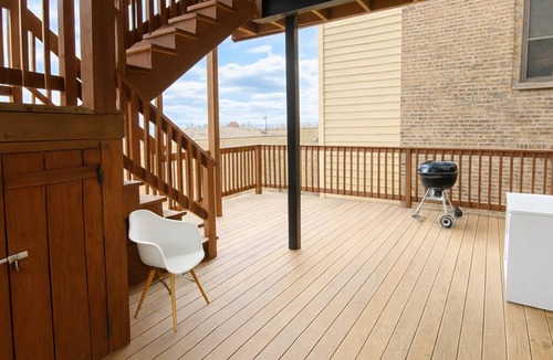 Wrigleyville Apartment | Wrigleyville 3BR: Game Day Haven with Free Parking