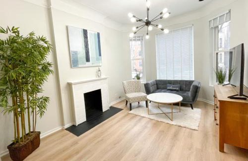 Lakeview Apartment | Wrigleyville Friends Unit - 5bdrm