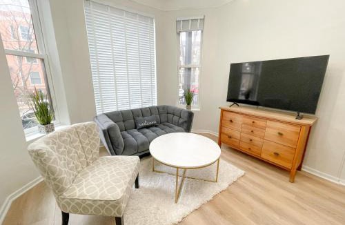 Lakeview Apartment | Wrigleyville Friends Unit - 5bdrm