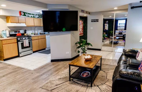 Lakeview Apartment | Wrigleyville Oasis Modern Comfort Steps from Wrigley Field