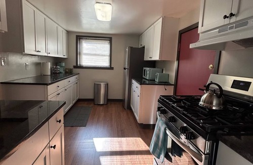 Wrigleyville Apartment | Wrigleyville Retreat 1BR Sleeps 6 Full Kitchen