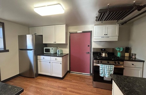 Wrigleyville Apartment | Wrigleyville Retreat 1BR Sleeps 6 Full Kitchen