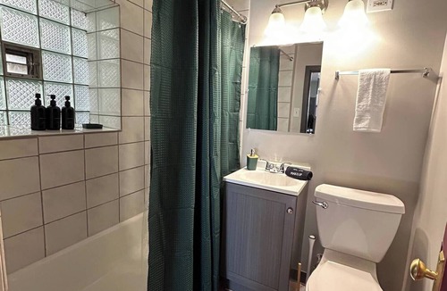 Wrigleyville Apartment | Wrigleyville Retreat 1BR Sleeps 6 Full Kitchen
