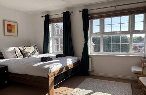 Wednesbury House | WS10 Contractor House 3 Bed 3 Bath with Parking