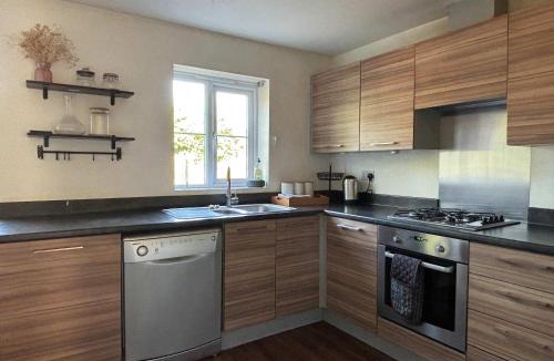 Wednesbury House | WS10 Contractor House 3 Bed 3 Bath with Parking