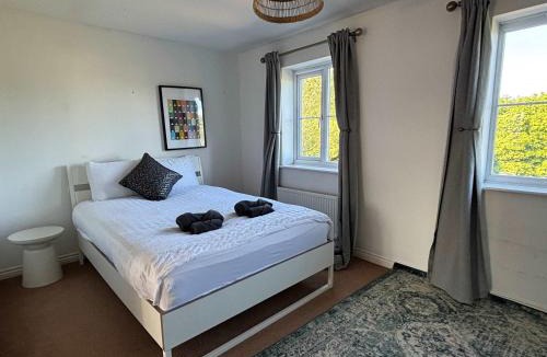 Wednesbury House | WS10 Contractor House 3 Bed 3 Bath with Parking