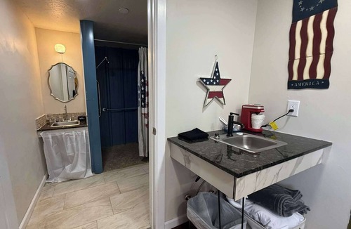Medicine Park House | WW Military Tribute Tiny House|Medicine Pk StayADA