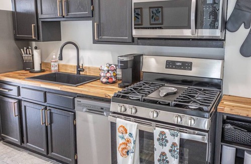 Maple Ridge Apartment | Wyndam`s Foresight - quaint abode near everything!