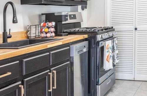 Maple Ridge Apartment | Wyndam`s Foresight - quaint abode near everything!