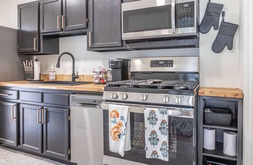 Maple Ridge Apartment | Wyndam`s Foresight - quaint abode near everything!