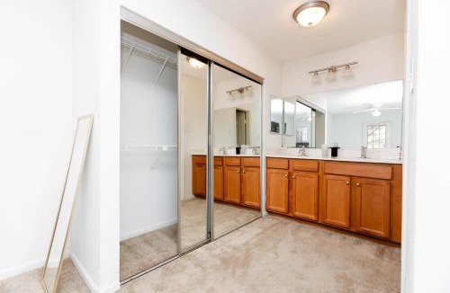 Coliseum Central Apartment | Wyndham 219 Modern 2br suite, Parking